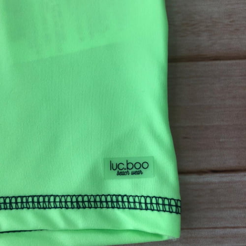 CAMISETA PRAIA/PISCINA LUC.BOO COM PROTEÇÃO UV VERDE NEON